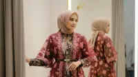 7 Model Gamis Batik Kombinasi Brokat Elegan Warna Maroon, Tampil Mewah nan Syar'i
