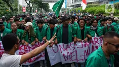 Mahasiswa dari berbagai kampus berjalan untuk melakukan demonstrasi menuju gedung DPR, Jakarta, Senin (11/4/2022). Mahasiswa menuntut sejumlah isu, diantaranya pemerintah menstabilkan harga bahan bakar yang naik, minyak goreng langka dan tolak jabatan Presiden 3 Periode. (Liputan6.com/Johan Tallo)
