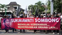 Ratusan umat Islam dari berbagai elemen Muslim di Solo Raya menggelar aksi unjuk rasa kasus puisi Sukmawati Soekarnoputri di Solo, Jumat (6/4).(Liputan6.com/Fajar Abrori)