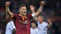 Francesco Totti. Legenda AS Roma ini berusia 40 tahun, 8 bulan dan 1 hari saat melakoni laga terakhirnya melawan Genoa di Liga Italia, 28 Mei 2017. Selama total 25 musim telah bermain dalam 785 laga dengan mencetak 307 gol dan 184 assist. (AFP/Filippo Monteforte)