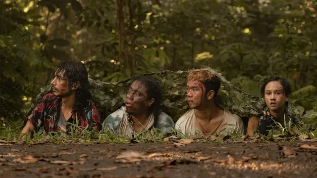 Abimana Aryasatya, Arie Kriting, Kristo Immanuel, dan Lutesha dalam film The Big 4. (Foto: netflix)