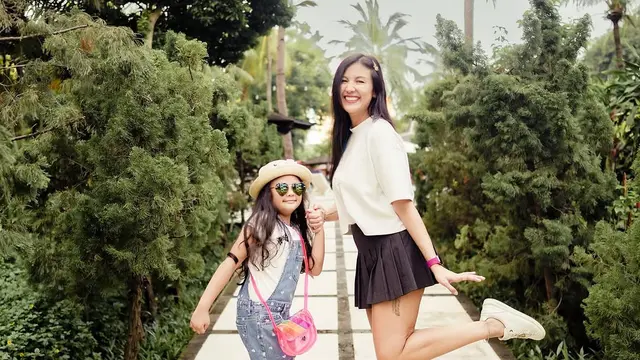 Potret Cantik Sea Anak Ryan Delon dan Sharena (credit: instagram/mrssharena)