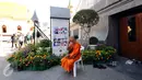 Salah satu biksu beristirahat di sekitar kuil Golden Budha, Bangkok, Thailand, Sabtu (17/12). Salah satu biksu yang ada di kuil tersebut memprediksi hasil laga final kedua Piala AFF 2016 antara Thailand melawan Indonesia. (Liputan6.com/Helmi Fithriansyah)
