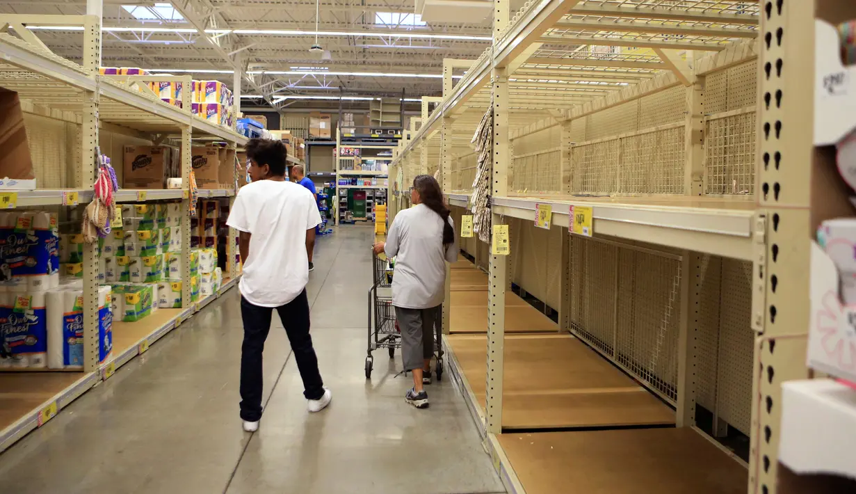 Pengunjung mencari persediaan di H-E-B Plus, Texas beberapa menit sebelum ditutup, Jumat (25/8). Badai Harvey yang diperkirakan paling kuat sepanjang lebih dari satu dekade atau 12 tahun bakal menghantam daratan Amerika Serikat. (AP Photo)