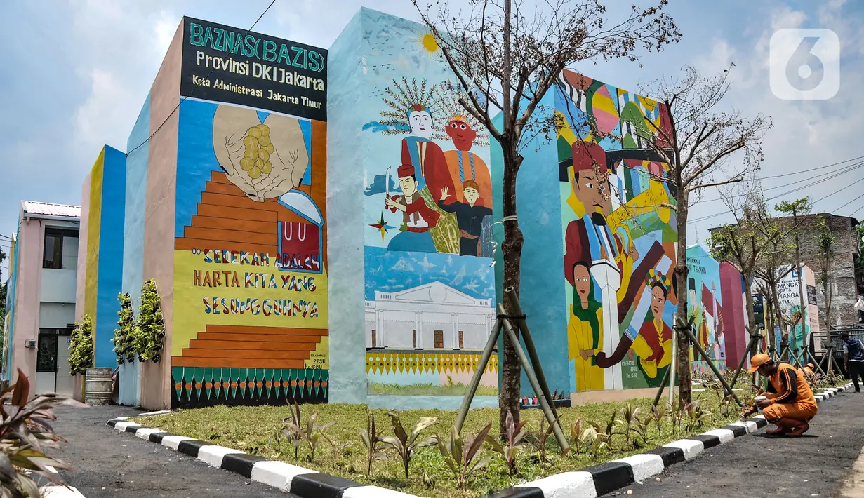 Pekerja menyelesaikan pembangunan taman di Kampung Gembira Gembrong, Cipinang Besar Utara, Jakarta Timur, Selasa (4/10/2022). Kampung warna-warni mengusung konsep pengembangan daerah tepian air (water front city) yang dibangun menggunakan anggaran Baznas-Bazis DKI Jakarta sebesar Rp 7,8 miliar itu rencananya akan diresmikan oleh Gubernur DKI Jakarta Anies Baswedan dalam waktu dekat. (merdeka.com/Iqbal S. Nugroho)