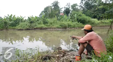 Warga memancing di area Waduk Brigif, Jakarta, Selasa (15/11). Dinas Tata Air DKI Jakarta akan segera menyelesaikan pembangunan Waduk Brigif yang sebelumnya lama terhenti karena terkendala pembebasan lahan. (Liputan6.com/Yoppy Renato)