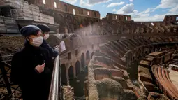 Wisatawan mengunjungi Colosseum di Roma, Sabtu (7/3/2020). Kekhwatiran terhadap virus corona (COVID-19) membuat tempat-tempat pariwisata di Italia sepi pengunjung, seperti di kawasan Colosseum yang merupakan salah satu dari keajaiban dunia. (AP Photo/Andrew Medichini)