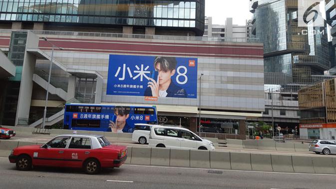 Flagship smartphone Xiaomi Mi 8 mulai diiklankan di berbagai tempat di Hong Kong. Liputan6.com/ Agustin Setyo W