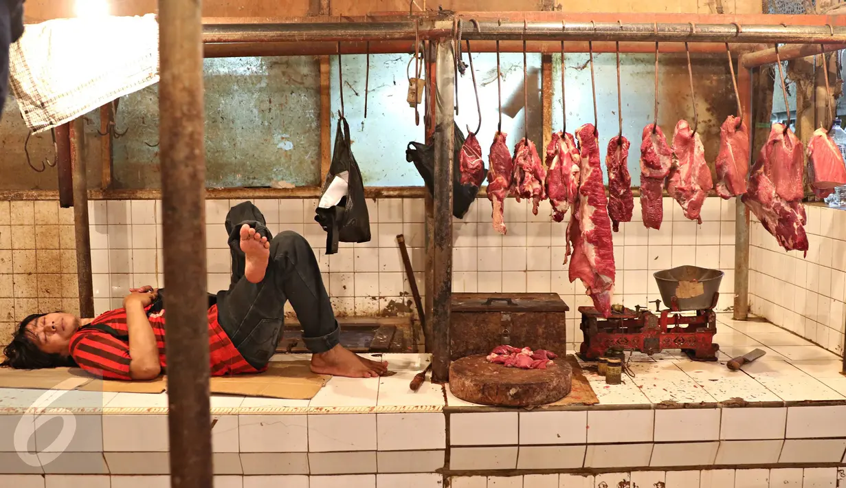 Pedagang menunggu pembeli sambil tiduran di los daging Pasar Minggu, Jakarta Selatan, Senin (13/6). Harga daging di pasar Jakarta masih berkisar Rp 120.000/kg jauh dari harapan pemerintah di bawah Rp 80.000/kg. (Liputan6.com/Immanuel Antonius)