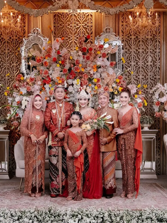 7 Potret Resepsi Kedua Pernikahan Syifa Adik Ayu Ting Ting, Usung Adat Sunda