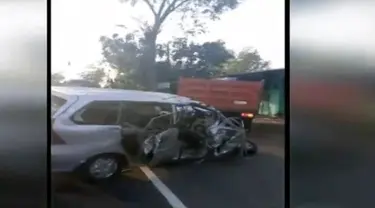 Sebuah minibus yang mengangkut santri Ponpes Darussalam Gontor, Magelang, terlibat kecelakaan maut.