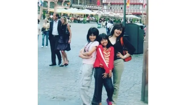 6 Foto Masa Kecil Maudy Ayunda, Imut dan Menggemaskan
