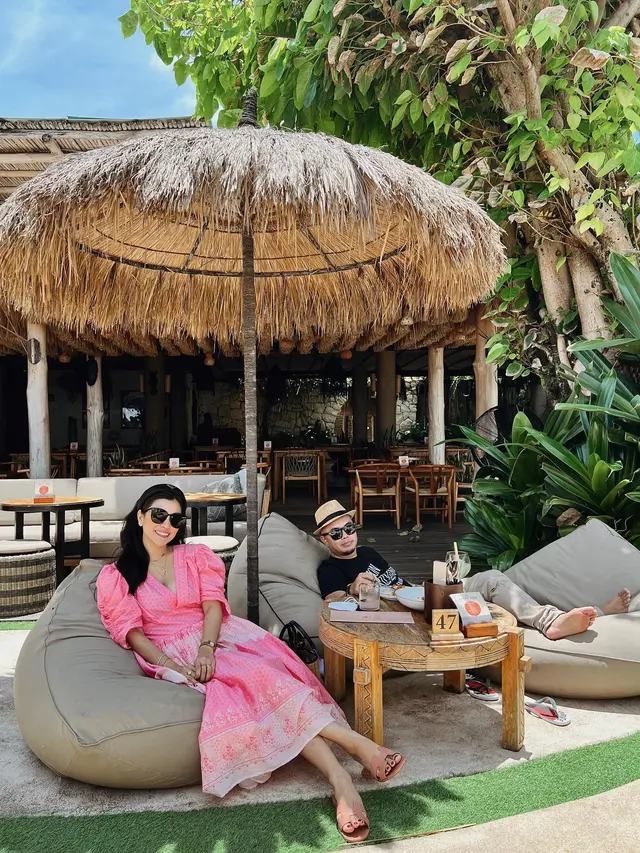 Mesra Berdua, Ini 7 Momen Bulan Madu Dadakan Nisya Ahmad Ke Bali
