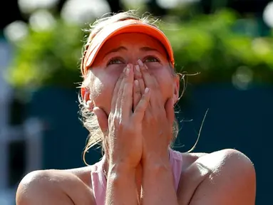 Ekspresi petenis Rusia, Maria Sharapova usai berhasil memenangkan turnamen Perancis Terbuka di Stadion Roland Garros, Paris, (7/6/2014). (REUTERS/Vincent Kessler)