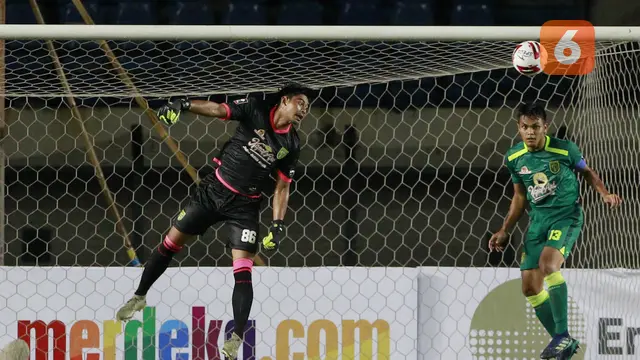 FOTO: Bermain dengan 10 Pemain, Persebaya Sementara Imbangi Persik 0-0 dalam Laga Grup C Piala Menpora 2021 - Satria Tama; Rachmat Irianto