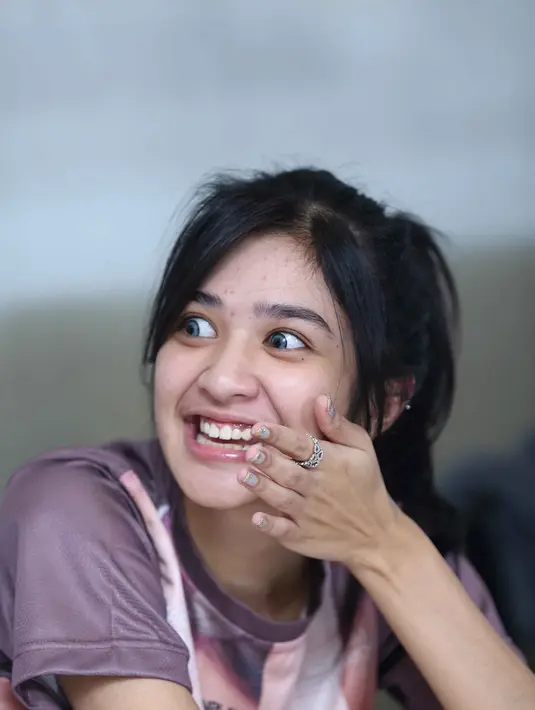 "Aku sih bawa baju sehari-hari aja soalnya udah ada tim wardrobenya. Jaket udah pasti bawa, obat juga karena di sana (Italia) kan mulai hujan, pasti dingin bangat," kata Mikha Tambayong di Bandara Soekarno-Hatta, Kamis (22/9). (Nurwahyunan/Bintang.com)