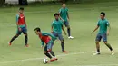 Pemain Timnas Indonesia, Egy Maulana Vikri, saat sesi latihan di Lapangan ABC, Senayan, Minggu (21/1/2018). Hari terakhir training camp Timnas Indonesia ini ditutup dengan pertandingan internal. (Bola.com/M Iqbal Ichsan