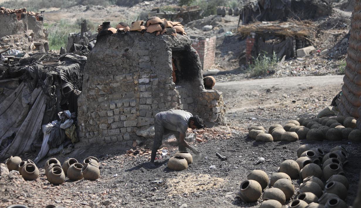 Seorang perajin tembikar bekerja di Desa Nazla di Fayoum, Mesir (5/10/2020). Desa Nazla yang terletak di Kegubernuran Fayoum, Mesir, terkenal dengan perajin tembikarnya yang masih mempertahankan teknik pembuatan tembikar dari zaman Mesir kuno. (Xinhua/Ahmed Gomaa)