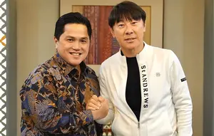 Ketua PSSI, Erick Thohir, bersalaman dengan pelatih Timnas Indonesia, Shin Tae-yong. (Bola.com/Dok.Instagram PSSI).