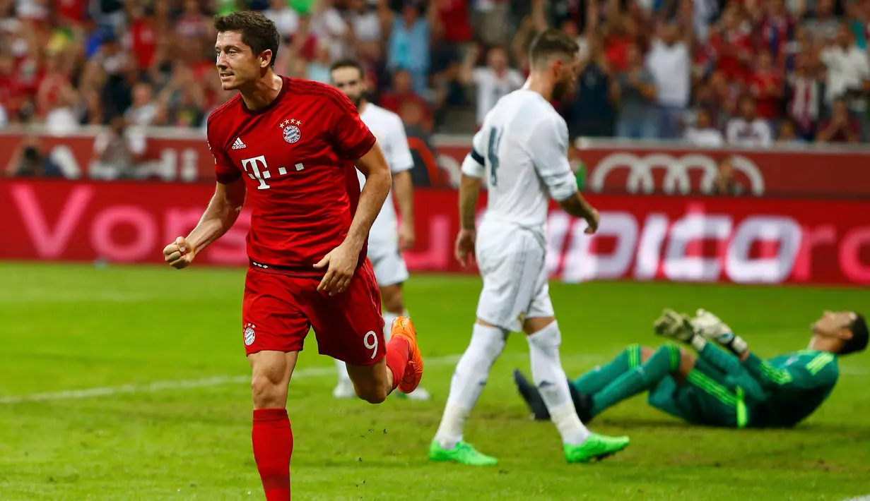 Striker Bayern Muenchen Robert Lewandowski melakukan selebrasi usai mencetak gol pada laga final  Audi Cup 2015, Allianz Arena , Munich , Jerman, Kamis (6/8/2015). Bayern Muenchen menang dengan skor 1-0. REUTERS/Michaela Rehle