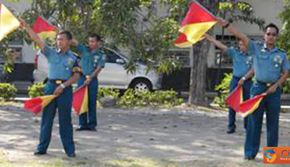 Citizen6, Surabaya:  Pengiriman sandi melalui bendera semaphore yang dilaksanakan TNI AL pada umumnya menggunakan dua bendera yang masing-masing bendera berukuran 45 cm x 45 cm. (Pengirim: Penkobangdikal)