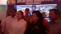 Menteri PMK Puan Maharani saat memberikan penjelasan kepada media di pos utama mudik Limbangan, Garut, Jawa Barat (Liputan6.com/Jayadi Supriadin)