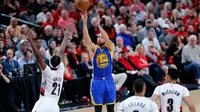 Stephen Curry memasukkan bola ke jaring Blazers (AFP)