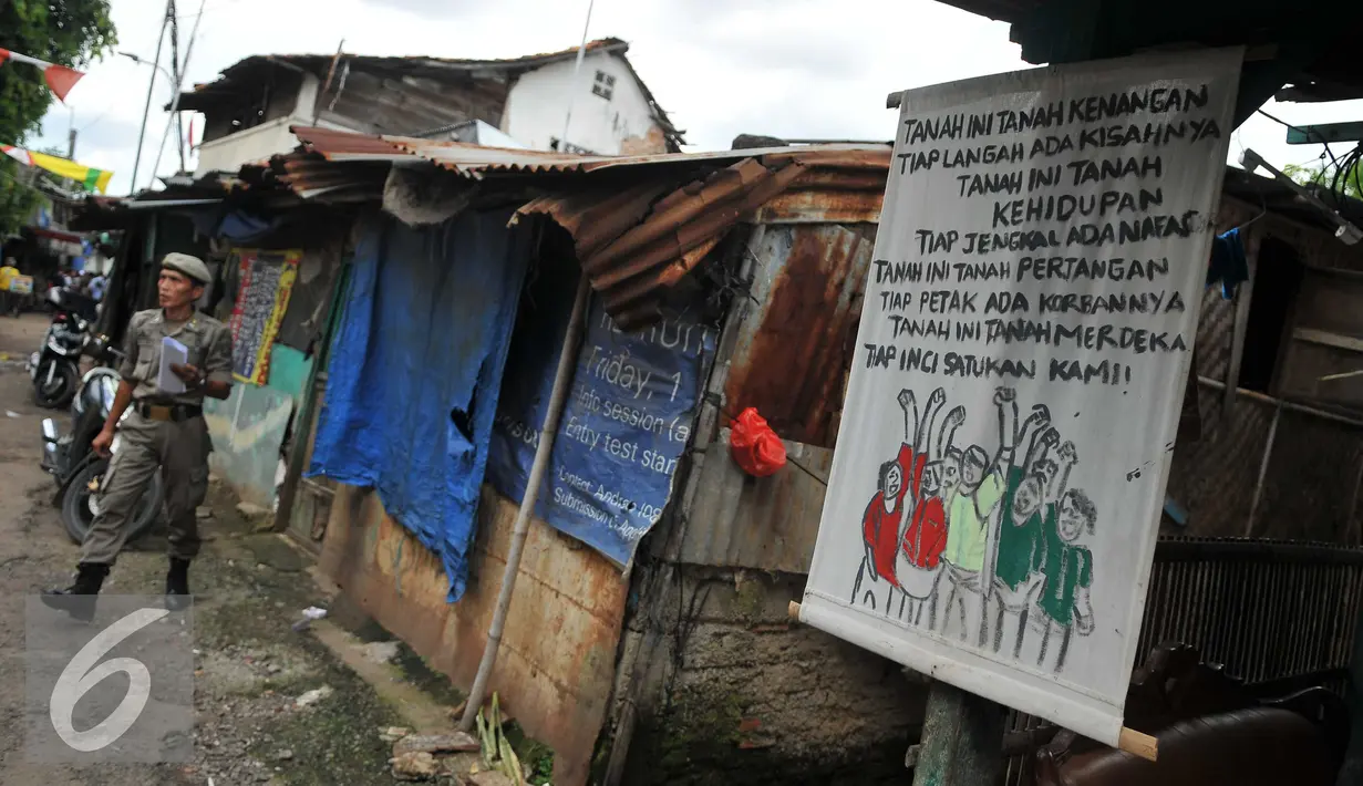 Suasana Kawasan Bukit Duri setelah menerima surat peringatan ke 3, Jakarta, Selasa (20/9). Pemkot Jaksel akan merelokasi warga yang rumahnya terkena gusur ke Rusun Rawa Bebek. (Liputan6.com/Gempur M Surya)