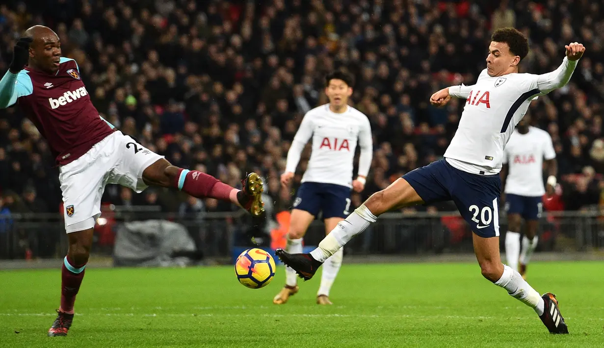 Bek West Ham United, Angelo Ogbonna berebut bola dengan pemain Tottenham Hotspur, Dele Alli dalam lanjutan pertandingan Premier League di Stadion Wembley, Jumat (5/1). Tottenham Hotspur ditahan imbang tamunya West Ham 1-1. (Glyn KIRK / AFP)