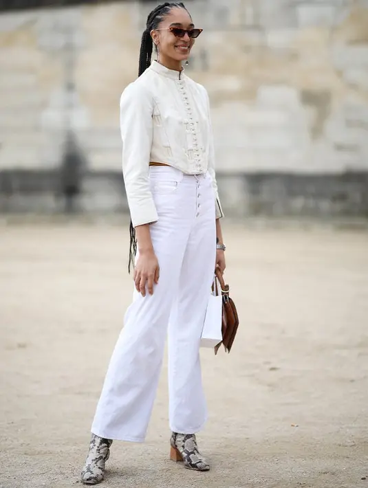 Selain bermain dengan tekstur busana, agar penampilan dengan outfit serba putih tampak lebih menarik adalah dengan memadukan bentuk busana. Entah itu cropped jacket dengan flared jeans atau oversized knit dengan skinny jeans. Foto: Purewow.