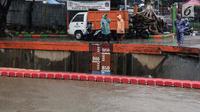 Kondisi terkini debit air di Pintu Air Manggarai, Jakarta, Senin (5/2). Ketinggian air di Pintu Air Manggarai hingga sore terus meningkat mencapai ketinggian 800cm. (Liputan6.com/Faizal Fanani)