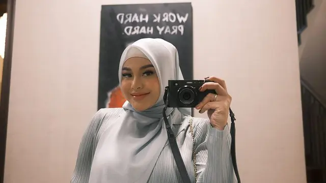 6 Gaya Berhijab Aurel Hermansyah yang Beragam bisa Ditiru saat Kumpul Buka Bersama