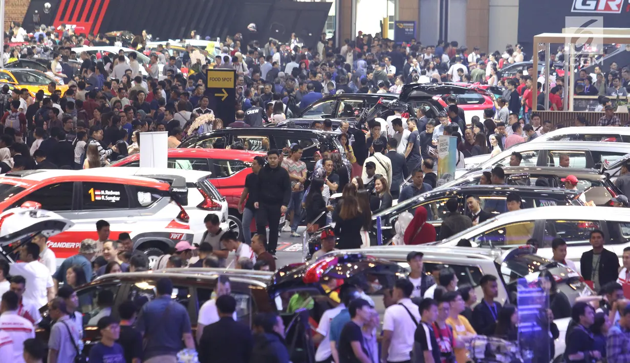 Pengunjung melihat mobil-mobil yang dipamerkan pada Gaikindo Indonesia International Auto Show (GIIAS) 2019 di ICE BSD, Tangerang, Sabtu (20/7/2019). Akhir pekan dimanfaatkan warga untuk mengunjungi pameran otomotif GIIAS terlihat dari padatnya pengunjung di setiap stan. (Liputan6.com/Angga Yuniar)