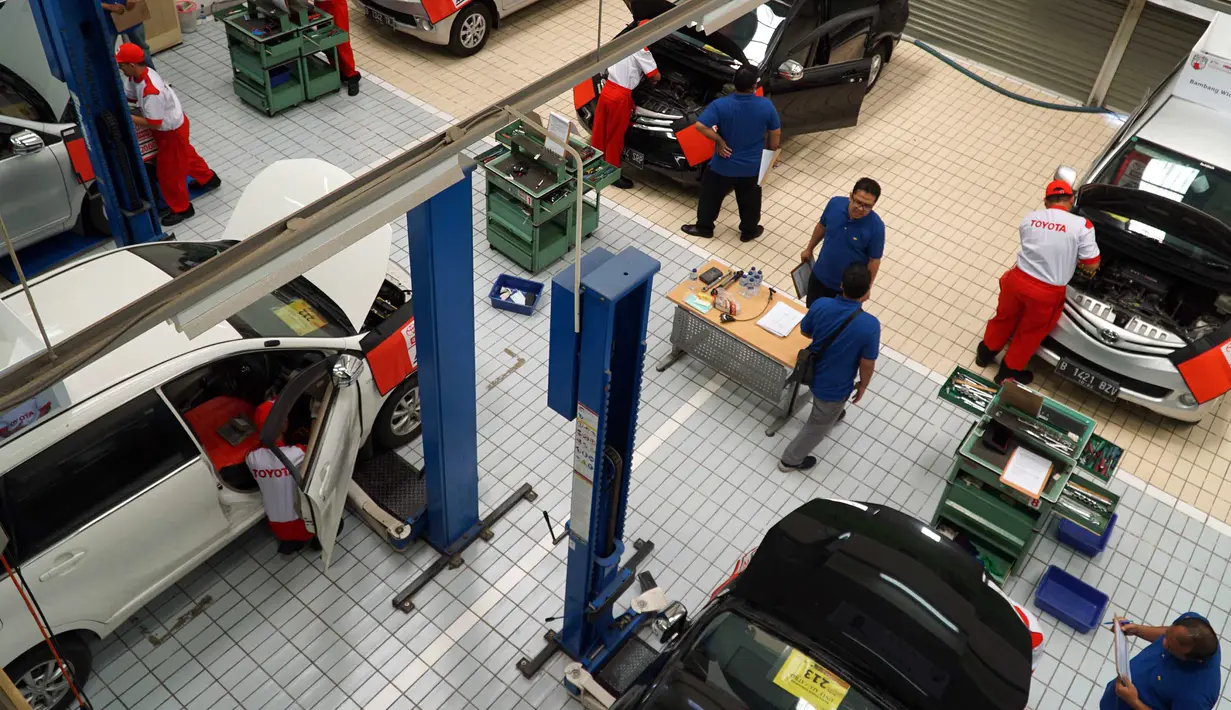 Sejumlah peserta menjalani tes perbaikan mobil dalam  kontes mekanik di Sunter, Jakarta Utara, Sabtu(12/1). Kontes Mekanik UKM Bengkel Mitra YDBA ini digelar untuk kali ketiga. (Liputan6.com/HO/Eko)