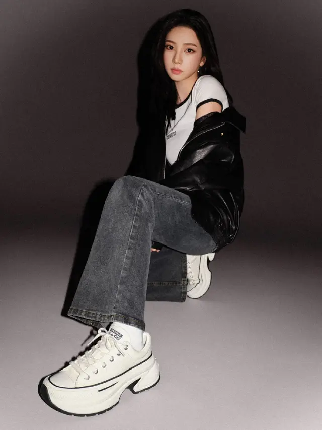 Karina aespa Andalkan Platform Shoes untuk Tampil Bold dan Edgy, Bikin Kaki Terlihat Lebih Jenjang