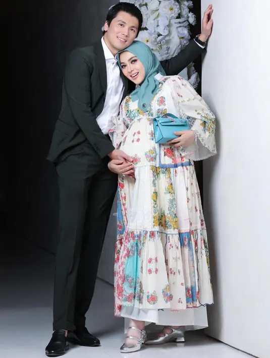 <p>Syahrini saat berpose bersama sang suami yang memegang perut buncitnya. Rona bahagia calon orangtua ini begitu terpancar. (Foto: Instagram/ princessyahrini)</p>