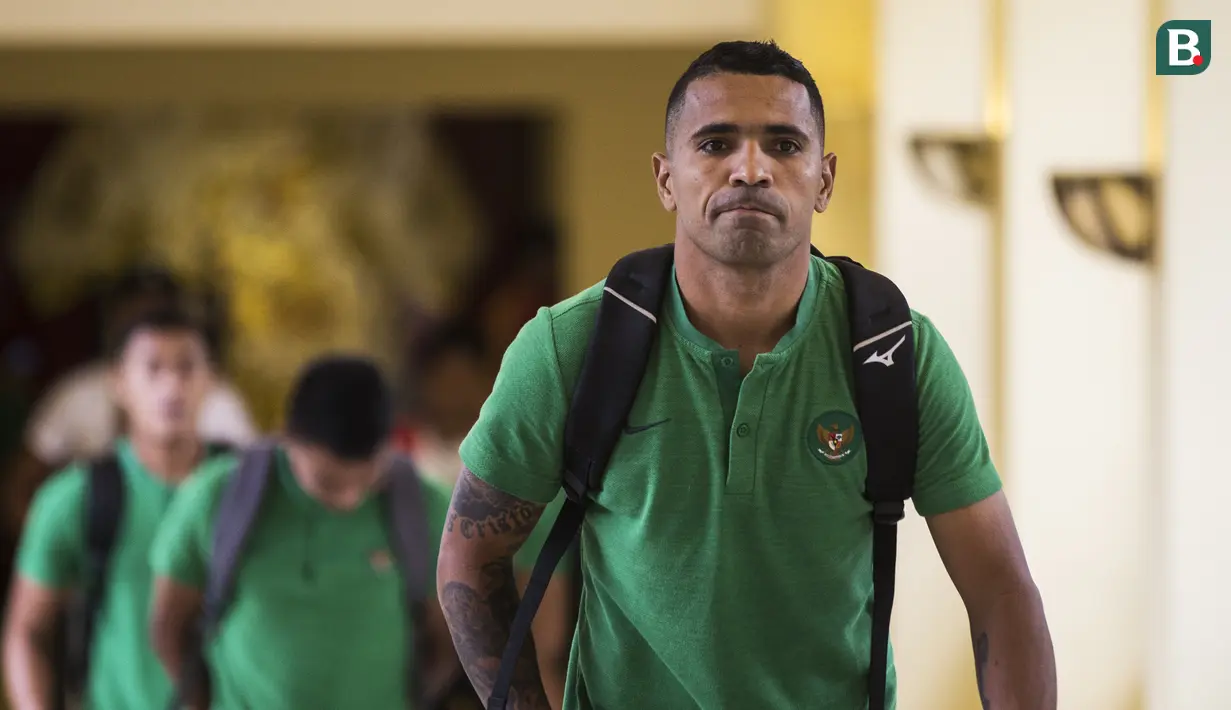 Pemain Timnas Indonesia, Beto Goncalves, bersiap saat akan menuju SUGBK dari Hotel Sultan, Jakarta, Selasa (13/11). Timnas Indonesia akan melawan Timor Leste pada laga Piala AFF 2018. (Bola.com/Vitalis Yogi Trisna)