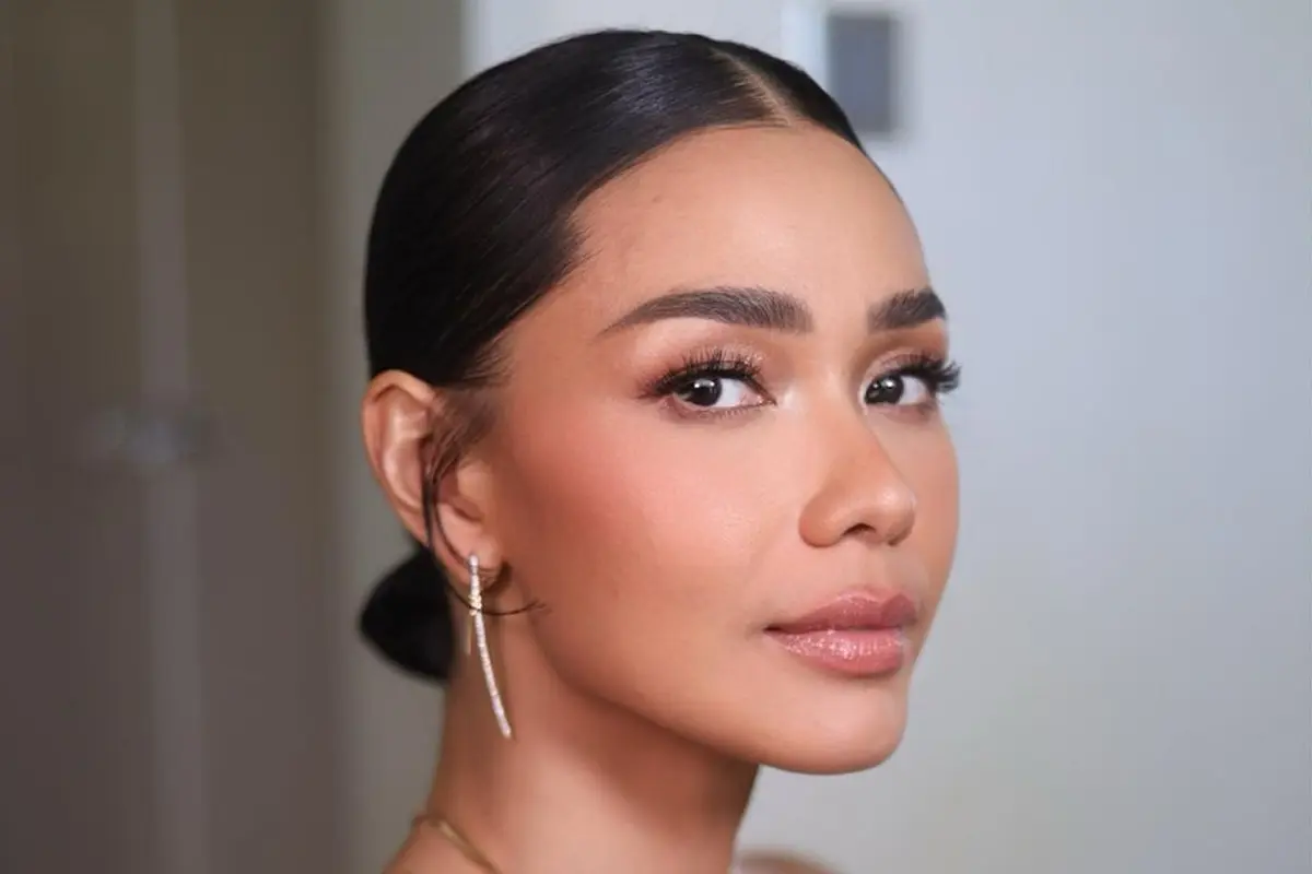 Detail Makeup Glowing Adinia Wirasti yang Resmi Menikah dengan Aktor Australia