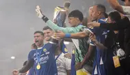 Pemain Persib Bandung merayakan gelar juara BRI Liga 1 Indonesia 2024-2025 setelah menang 3-2 atas Persis Solo pada laga pamungkas di Stadion Gelora Bandung Lautan Api (GBLA), Bandung, Jawa Barat, 24 Mei 2025. (Timur Matahari/AFP)
