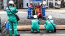 Jurnalis foto berseragam warna hijau mengabadikan kawasan kilang pengolahan minyak Pertamina (RU V) di Balikpapan, Kalimantan, Kamis (14/5). Di kawasan tersebut mereka tidak diperbolehkan membawa ponsel. (Liputan6.com/Fery Pradolo)