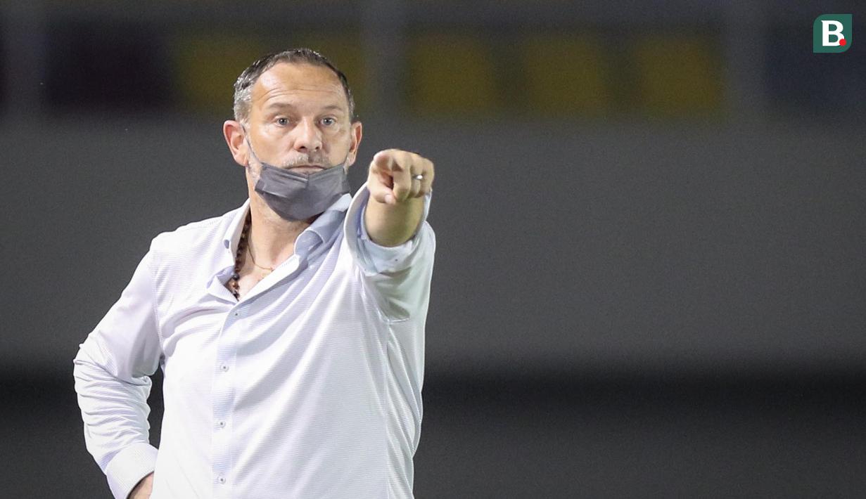 Hasil tiga poin ini bikin pelatih PSS, Dejan Antonic bersukacita. Sejak beberapa pekan terakhir, pria asal Serbia itu diminta untuk mundur dari posisinya karena keterpurukan Super Elja pada seri pertama BRI Liga 1. (Bola.com/Bagaskara Lazuardi)