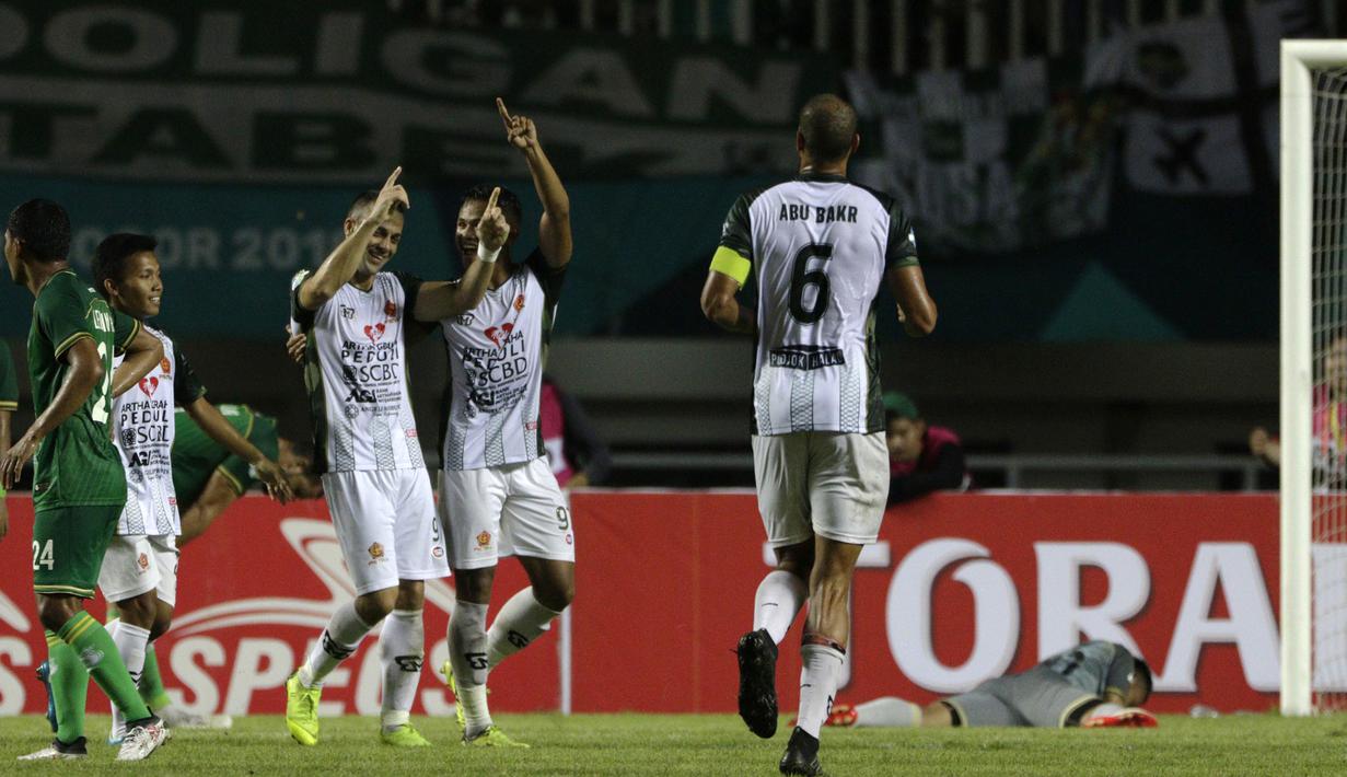 Striker PS Tira, Aleksandar Rakic, merayakan gol yang dicetaknya ke gawang PSMS Medan pada laga Liga 1 di Stadion Pakansari, Jawa Barat, Rabu (5/12). PSMS kalah 2-4 dari PS Tira. (Bola.com/Yoppy Renato)