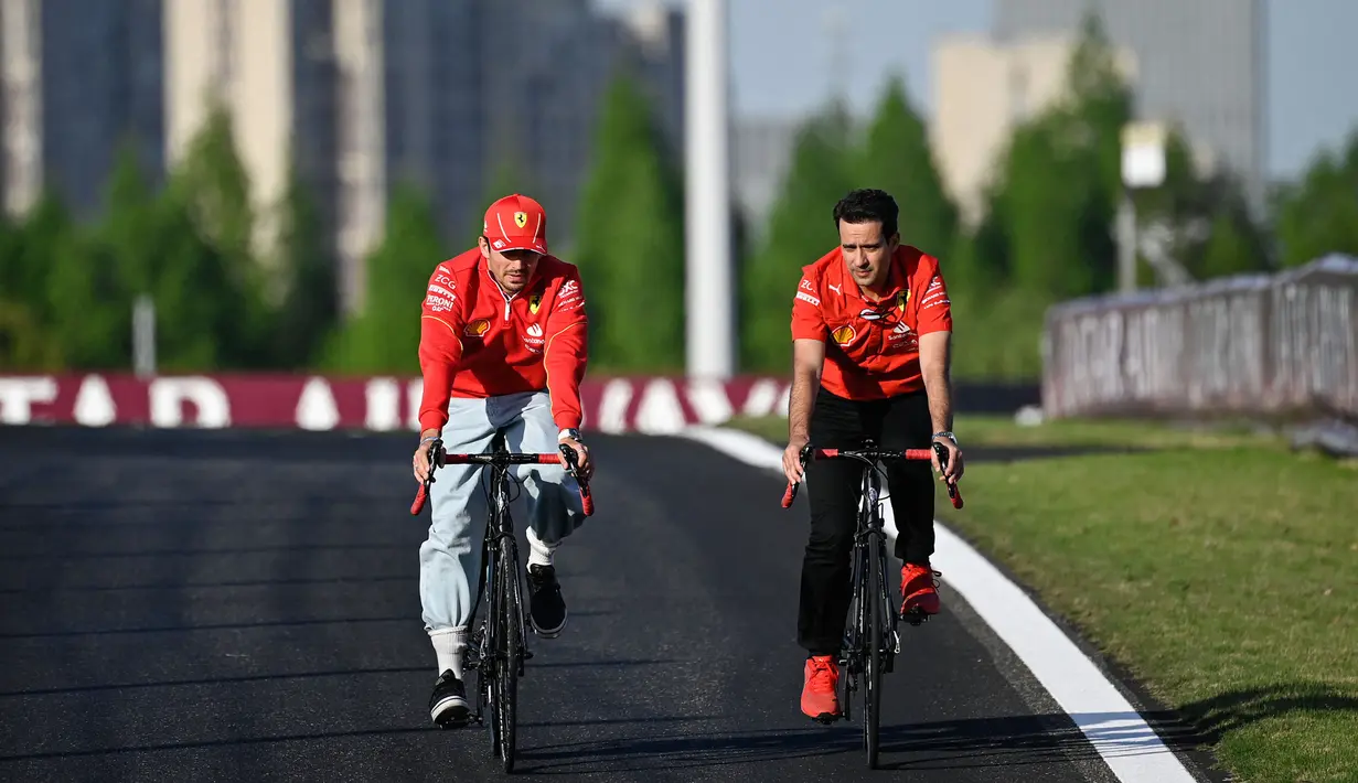 Pembalap Monegasque Ferrari, Charles Leclerc (kiri) bersepeda di Sirkuit Shanghai International pada 18 April 2024. (Pedro PARDO/AFP)