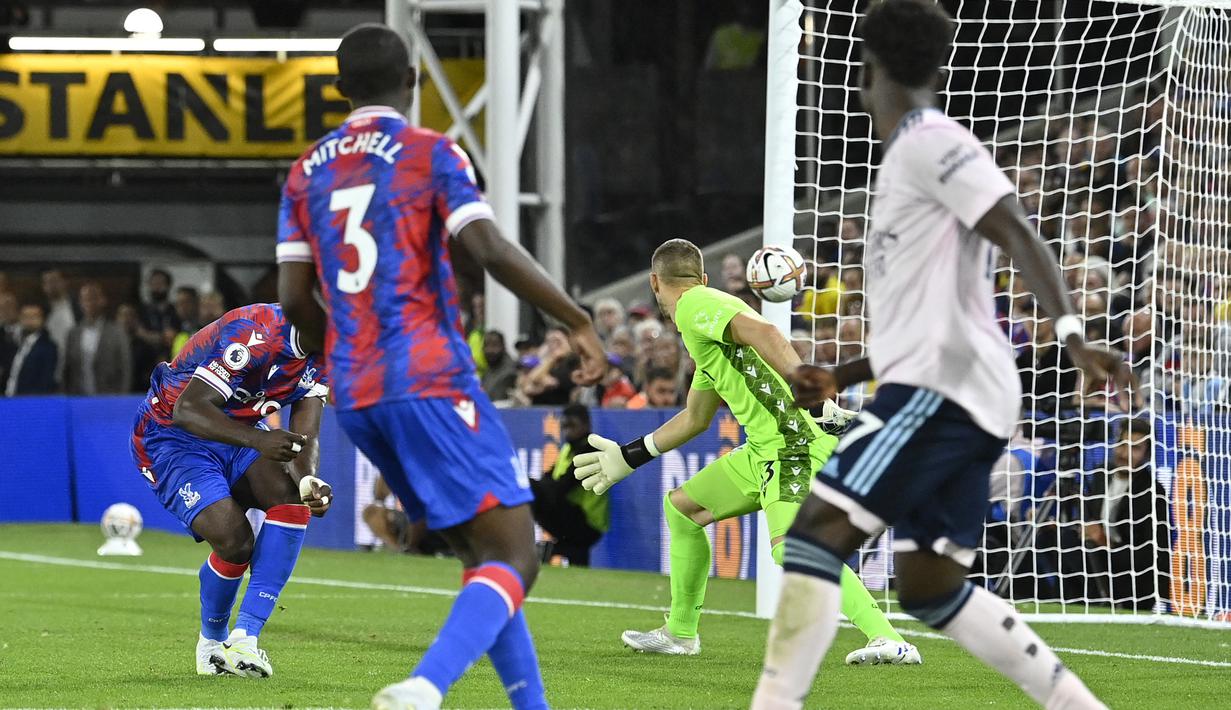 Marc Guehi. Jika Gabriel Martinelli menjadi pencetak gol pertama di Liga Inggris musim 2022/2023, maka di laga yang sama antara Crystal Palace menghadapi Arsenal sebagai laga pembuka Liga Inggris musim ini juga melahirkan gol bunuh diri pertama. Sang pelakunya adalah Marc Guehi (kiri), bek tengah Crystal Palace asal Inggris berusia 22 tahun yang memasukkan gol ke gawangnya sendiri pada menit ke-85 saat timnya tertinggal 0-1. Gol bunuh dirinya seakan menjadi penentu kekalahan The Eagles yang telah kehabisan waktu untuk mengejar defisit 2 gol. (AFP/Justin Tallis)