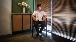 Pembalap Astra Honda Racing Team, Fadillah Arbi Aditama berpose di depan fotografer setelah melakukan wawancara di Penang Bistro Gatot Subroto, Jakarta Selatan, Senin (24/07/2023). (Bola.com/Bagaskara Lazuardi)