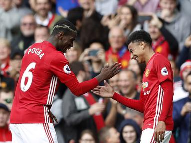 Pemain Manchester United, Paul Pogba merayakan golnya ke gawang Leicester City bersama rekannya Jesse Lingard pada laga Premier League di Stadion Old Trafford, Sabtu (24/9/2016) WIB. MU menang 4-1 atas Leicester. (Action Images via Reuters/Carl Recine)