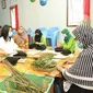 Direktur Bisnis Konsumer BRI, Handayani bersama Hartati dan sejumlah warga mengolah rumput purun menjadi sedotan ramah lingkungan.