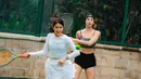 <p>Salah satu olahraga yang rutin dilakukan Dian Sastrowardoyo adalah tenis. Ia kerap melakukannya bersama teman-temannya [Instagram/therealdisastr]</p>