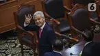 Calon presiden nomor urut 3 Ganjar Pranowo melambaikan tangannya usai mengikuti jalannya sidang putusan perselisihan hasil Pilpres 2024 di Gedung Mahkamah Konstitusi (MK), Jakarta, Senin (22/4/2024). (Liputan6.com/Angga Yuniar)