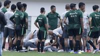 Dokter Timnas Indonesia, Syarif Alwi, memeriksa Danurwindo, yang pingsan usai memantau latihan di Stadion Wibawa Mukti, Jawa Barat, Sabtu (03/11/2018). Danurwindo ambruk ketika tim dan ofisial melakukan sesi foto bersama. (Bola.com/M Iqbal Ichsan)
